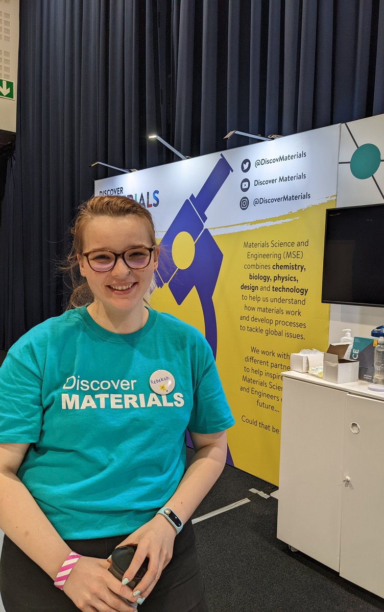 downey_kathryn's tweet photo. Fantastic that Rebekah one of our PhD students joined us on the stand today @ #NSLManchester @newscievents from @UoMMaterials and is one of Manchester's @DiscovMaterials Ambassadors 👍 @UoMSciEng @RoyceInstitute https://t.co/9XjsuyQPCS