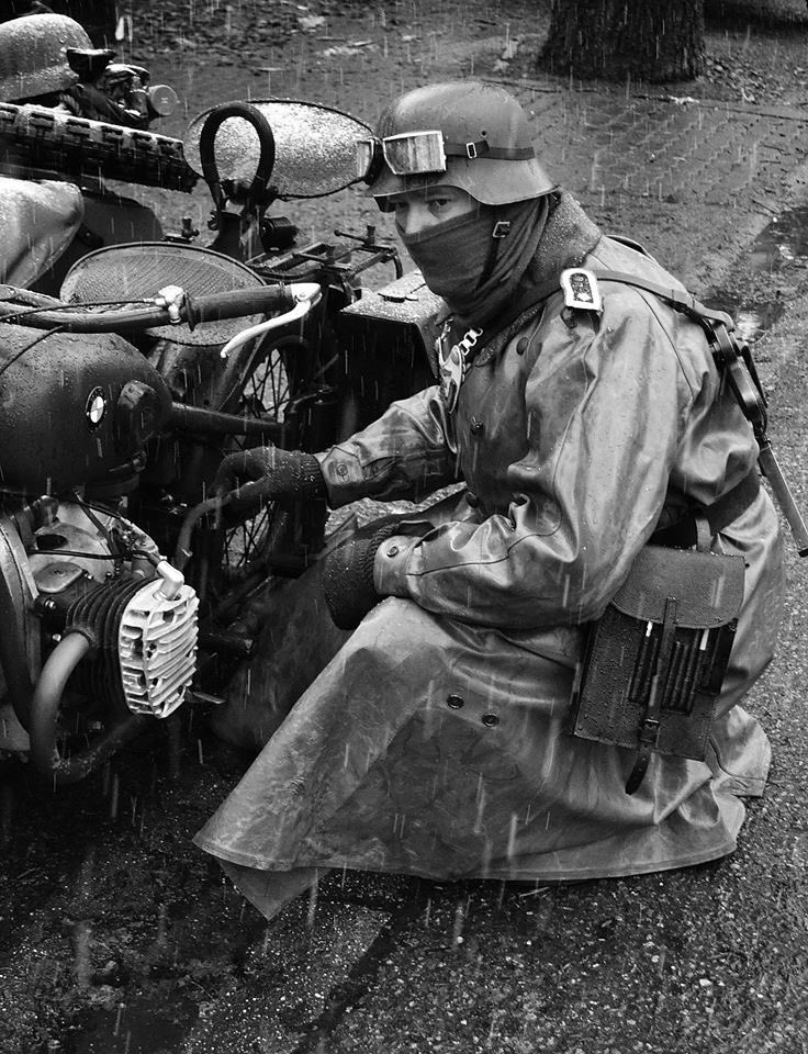 A German dispatch rider stops to make a minor repair to his motorcycle in the rain - date and location unknown
#ww2 #worldwar2 #dispatchrider #dispatch #motorcycle