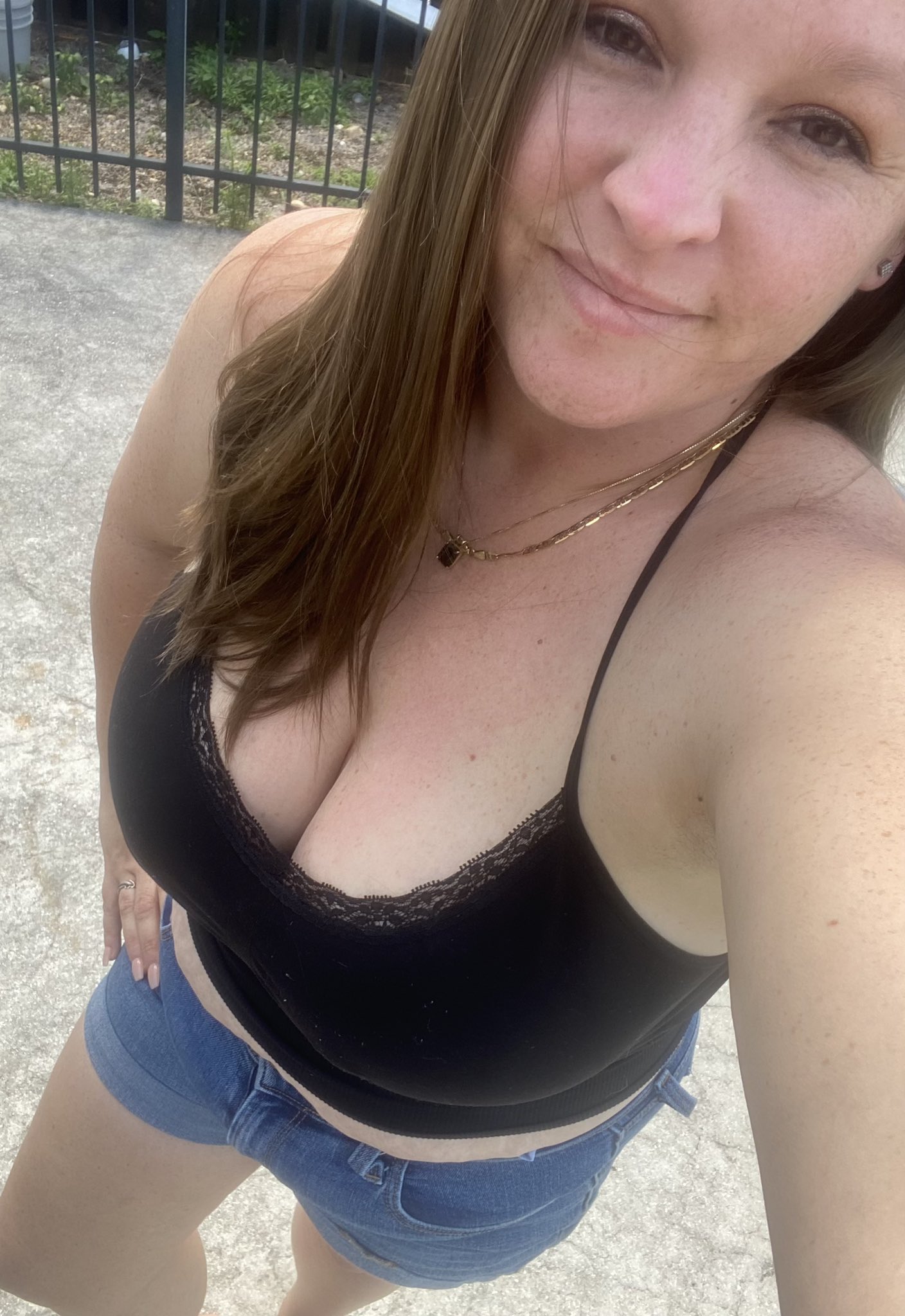 Freckles on X: Sunny skies and warm weather. Yes please! ☀️ #mombod #busty  #over30 #milf t.coHA7x1Ntptn  X