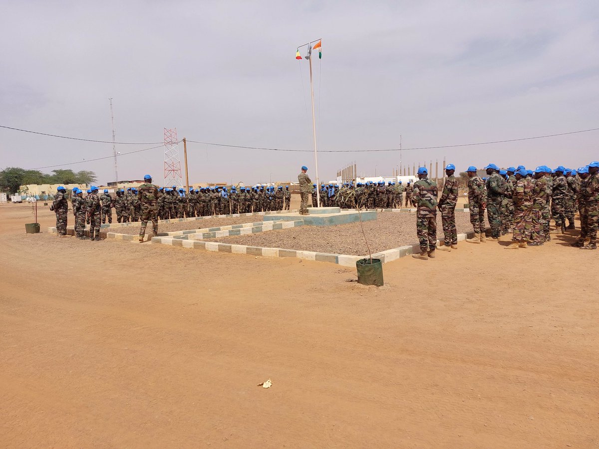 3/4 Merci aux troupes du détachement #Nigérien de #Ménaka pour m’avoir accueilli. J’ai été très impressionné par leur manière de mener les opérations avec un grand sens d'engagement afin d'assurer la #ProtectionDesCivils au #Mali. @UN_MINUSMA