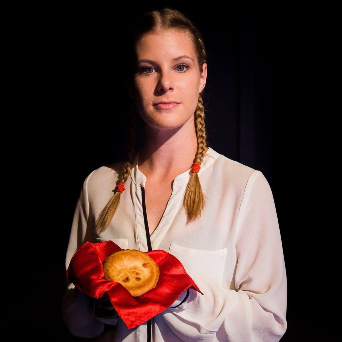 MTPLondon's tweet photo. Happy #PiDay. #MemoryMonday to the many perfect pies featured in our delectable co-production of #SweeneyTodd with @allswellproduct . #FunFact ensemble member Hannah Goldberg Elias pictured here is now director and choreographer of our upcoming production of #MTPJoseph! https://t.co/03MgX2rN51