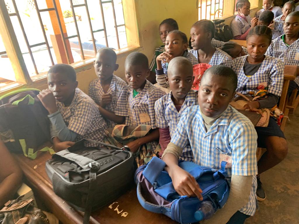 humaneesCMR's tweet photo. [#CitizenSchool] #Retro

👩‍🏫Lutte contre les #VBG, Humanees a participé à une causerie éducative avec #PlanCameroon au Lycée d’Elig-Essono sur le thème : « Les violences sexistes en milieu jeune ». https://t.co/pdYrVpOq37