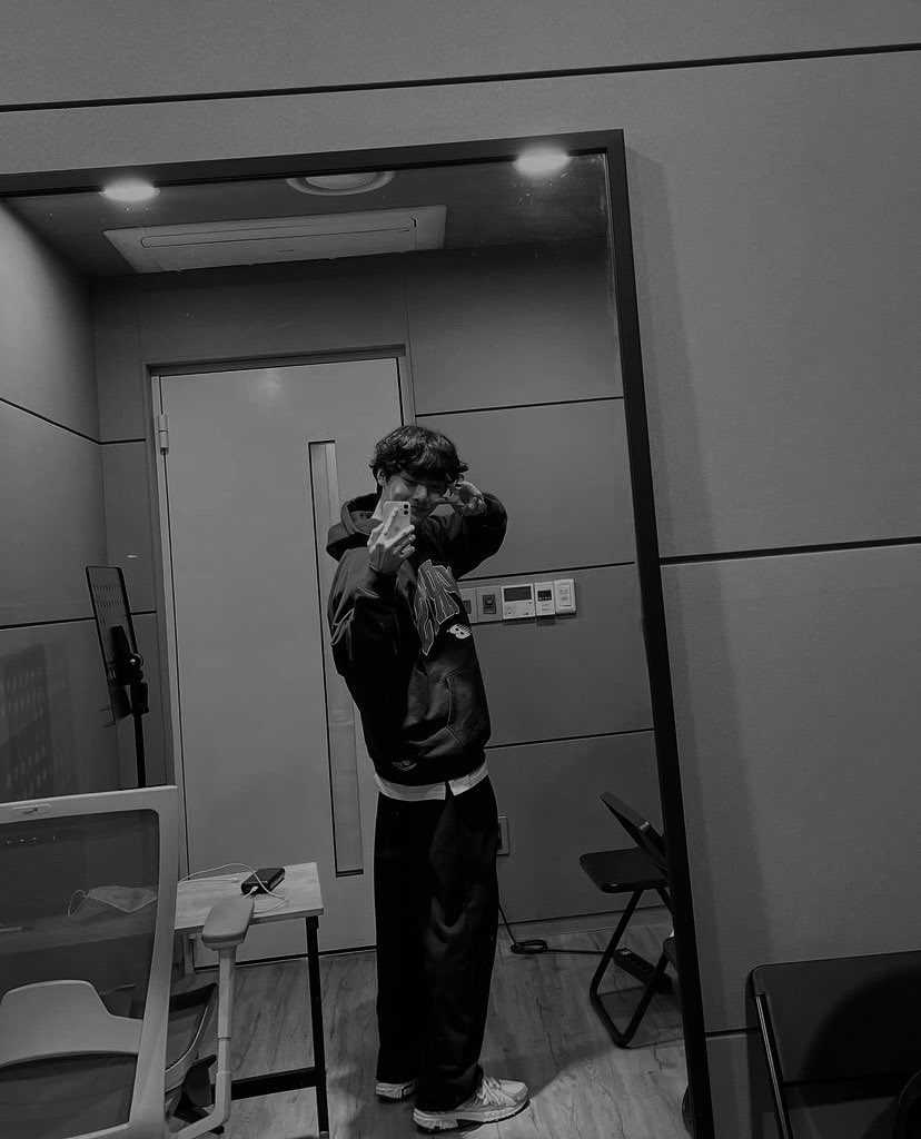 StrayKids_DHE's tweet photo. [#JIRO]

We’re all doing our best doing what we can to make sure our debut will be amazing! Thank you for following Stray Kids in their journey to be one of the coolest boy groups in the industry~ https://t.co/jV16QiosMf