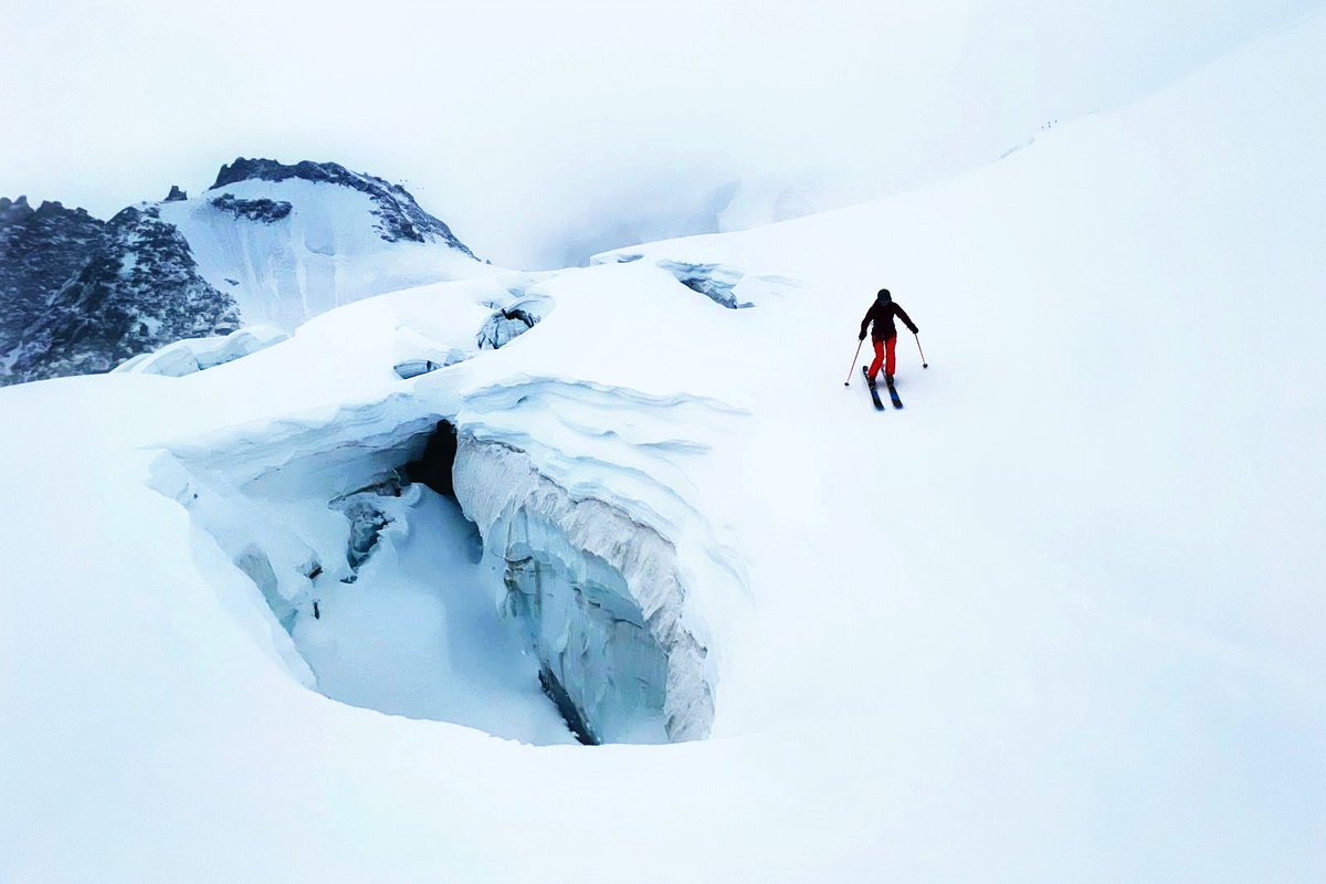 FSnowsports's tweet photo. #ValleeBlanche #winteradventures

@Elan_Skis @RoxaBoots @Arcteryx @PlanksClothing 

#Alwaysgoodtimes #Chamonix #StGervais #Megeve #LesContamines #Flaine #Samoens #Morillon #LesCarroz #ski #adventure #snow #explore #landscape #mountain #crevasse #blueice @abi_butcher https://t.co/V2ADRLpJpN