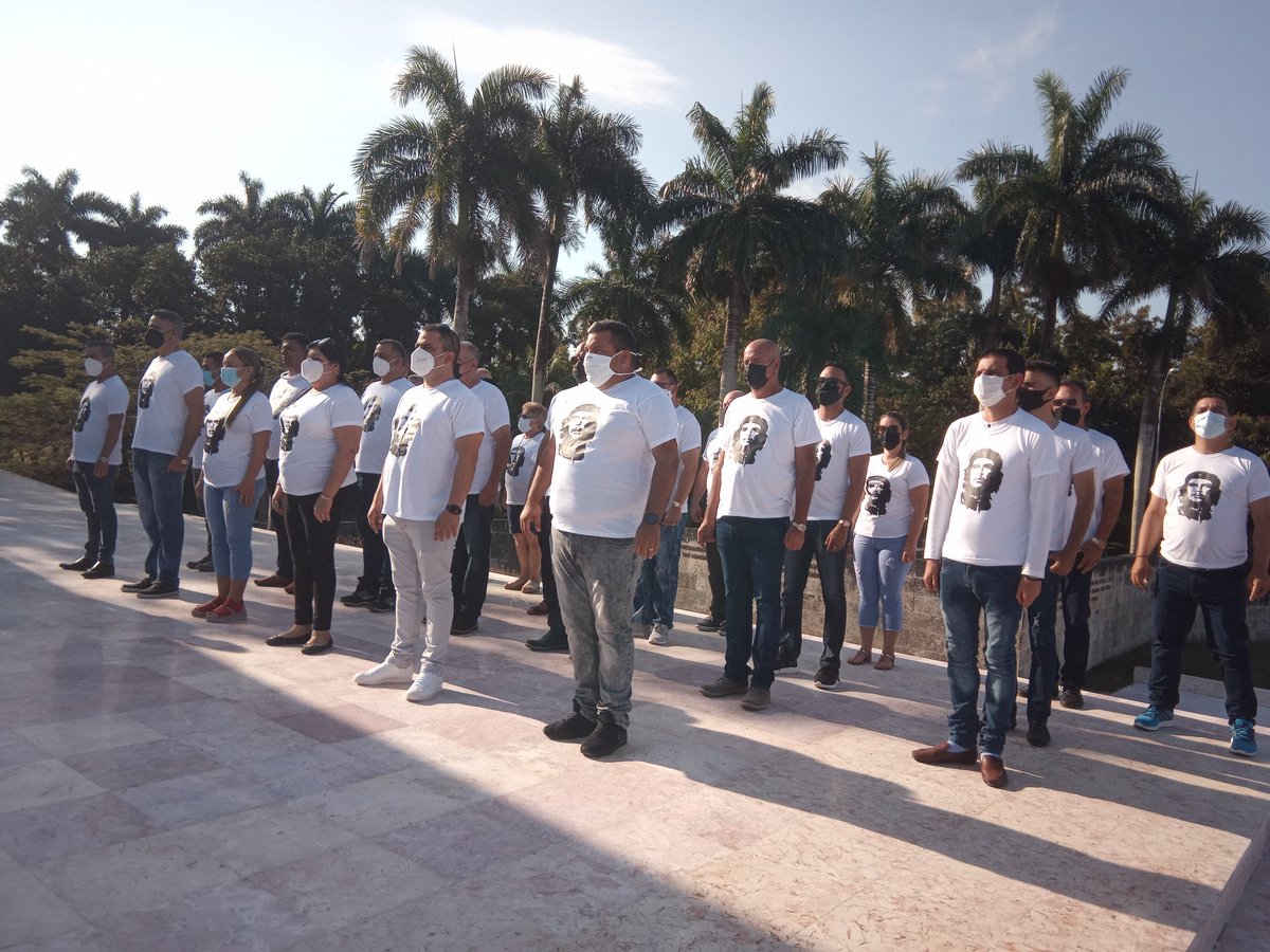 Con una ofrenda floral a nuestro Comandante Camilo Cienfuegos Gorriarán dió inicio la firma del Código de Ética de los Cuadros del Estado Cubano y del Código de Conducta del MINEM.
#CubaViveEnLaHistoria #SanctiSpíritus #loquenosUNErevolución
