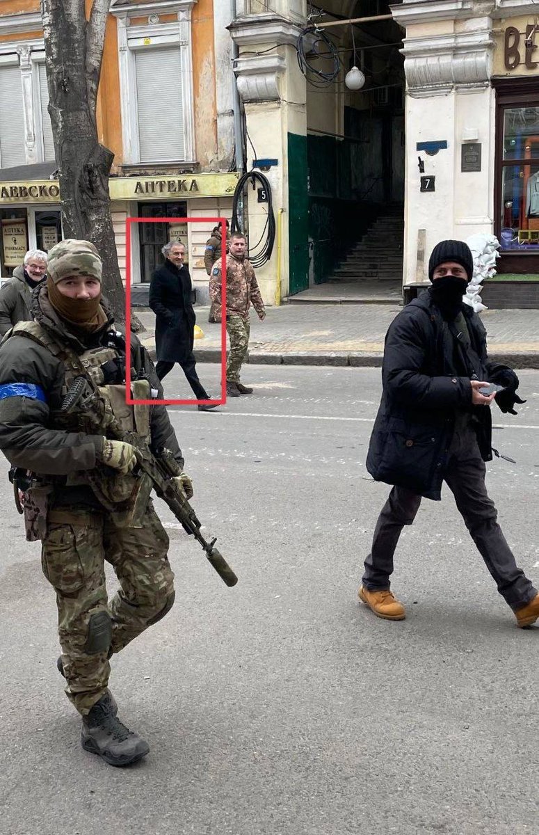 SprinterPress's tweet photo. Bernard Henri-Levy, the "gray eminence" of US democracy for export, has appeared in Odessa
Where Henri-Lévy appears,an invasion,instability,coup or war is sure to begin soon
Almost every forced imposition of "liberal values"over the past 20 years took place with his participation https://t.co/VoQX7Sf5O1