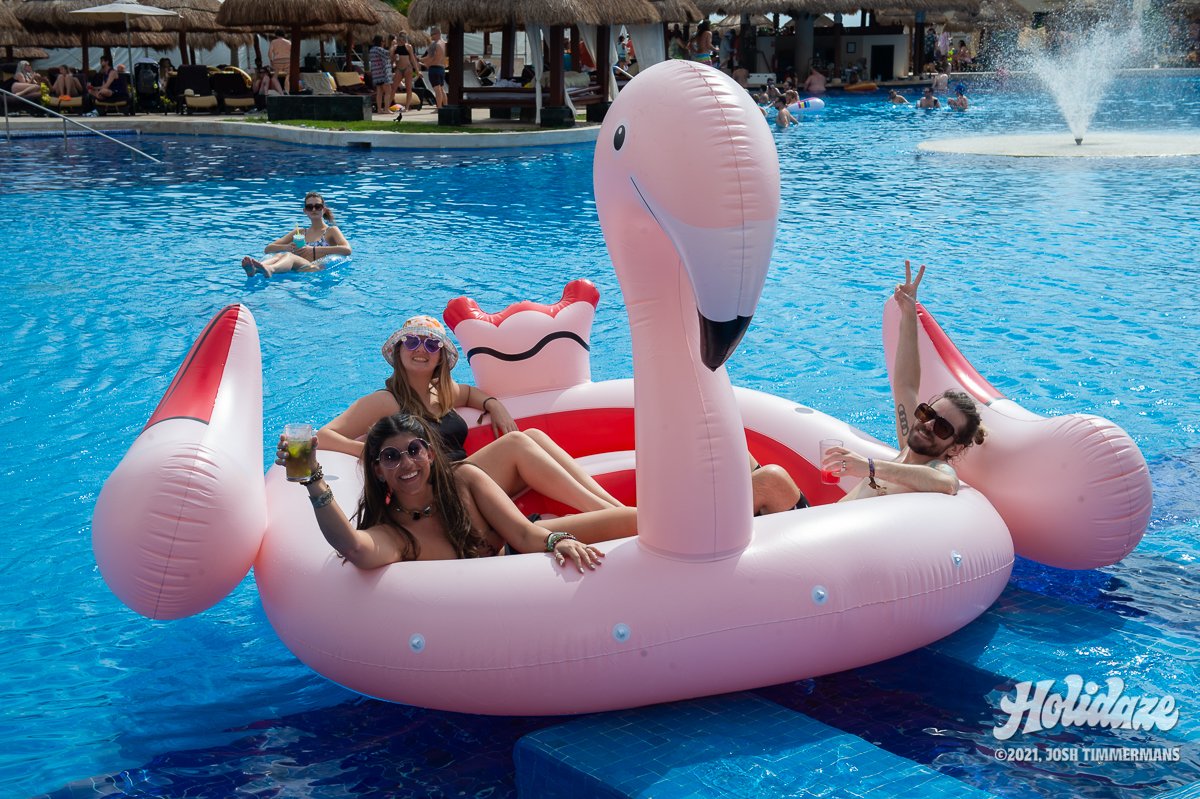 Holidaze tweet media