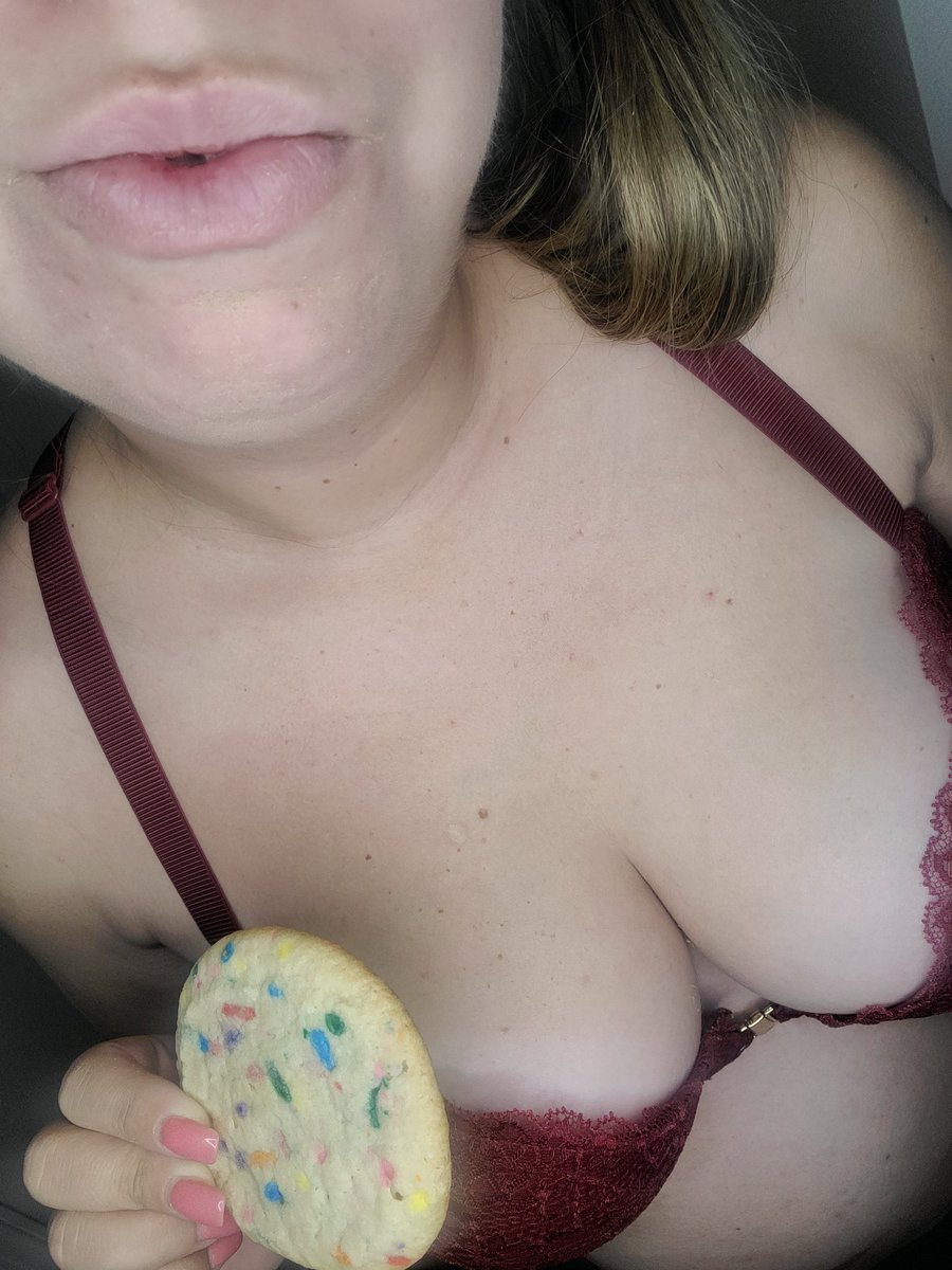 littlekitten809's tweet photo. Celebrating my birthday with a cookie this year. Can't do much since I'm still recovering, once I'm better, will you help me celebrate? ๐๐ #horny #nsfw #tipmedaddy https://t.co/VQMFYmFAZh