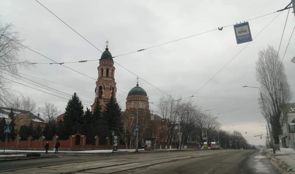Холодне березневе місто, повітря цілий день струшують обстріли. Спілкуємось із знайомими, яких зустріли, всі діловито визначають: це вихід  - по нас, це прихід - наші відповідають.

Раптом зауважив, що на вулицях майже суцільно - чоловіки:
1/3