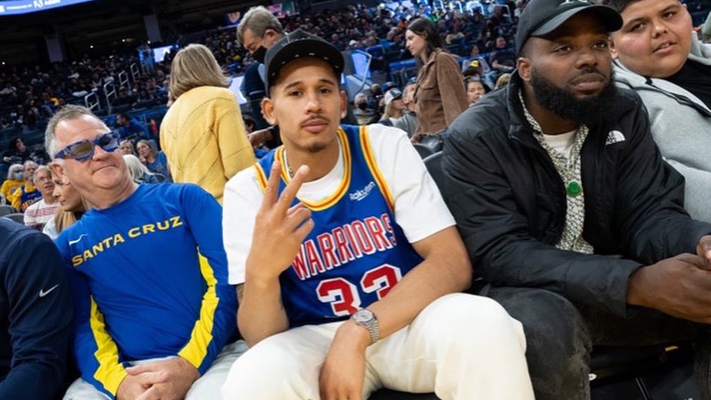 TheBayBR's tweet photo. Eu às 23h na frente da televisão pra assistir o meu big three em quadra no dia do aniversário do Chef.
#SC34 #DubNation https://t.co/NJrot5nvGo
