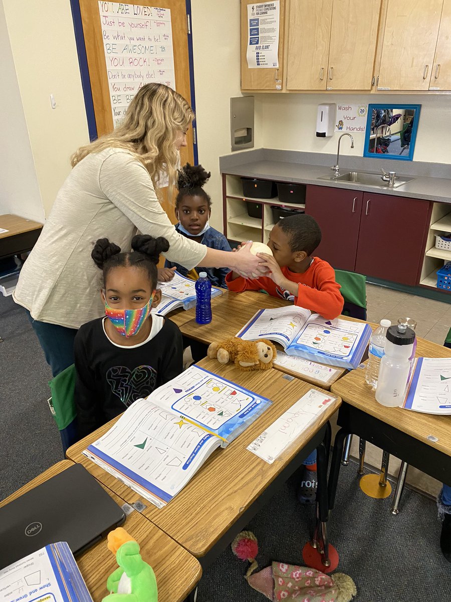 Mrs_Renfroe's tweet photo. #AnimalUnit #LittleScientists Students got to touch and look inside a hallow Ostrich egg today! They had so many great observations &amp; questions! @Killian_STEAM @PaigeMaloneKES @gore_mgore @franklinscsu @jamesann_sheley https://t.co/CgCv2MV06b
