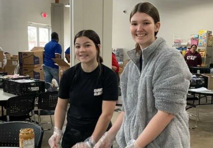 FMStudentsMin's tweet photo. SPRING BREAK '22 was a huge success! We helped our wonderful friends @SamaritanInnOrg, renovated our student ministry facility (no pics - see for yourself 😉) &amp; ended the week at @MyMainEvent in Plano. Thankful for students who work hard, serve others, and have fun doing it! 🤘🏻 https://t.co/fWuv0ii1hC