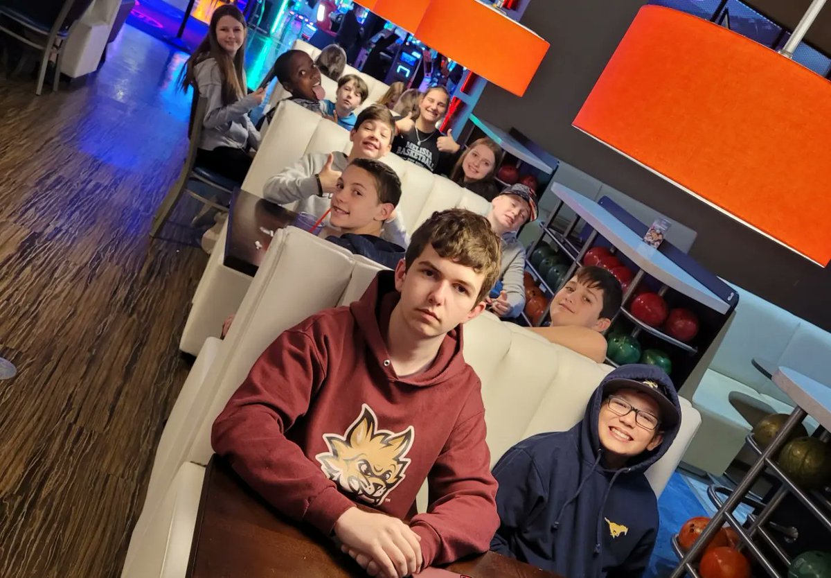 FMStudentsMin's tweet photo. SPRING BREAK '22 was a huge success! We helped our wonderful friends @SamaritanInnOrg, renovated our student ministry facility (no pics - see for yourself 😉) &amp; ended the week at @MyMainEvent in Plano. Thankful for students who work hard, serve others, and have fun doing it! 🤘🏻 https://t.co/fWuv0ii1hC