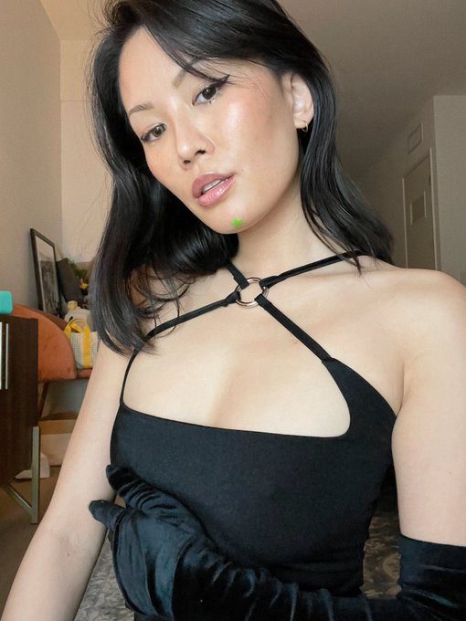 It&rsquo;s my birthday 🎂 https://t.co/zVBIh6GNzy https://t.co/8Fsq5pBRzH