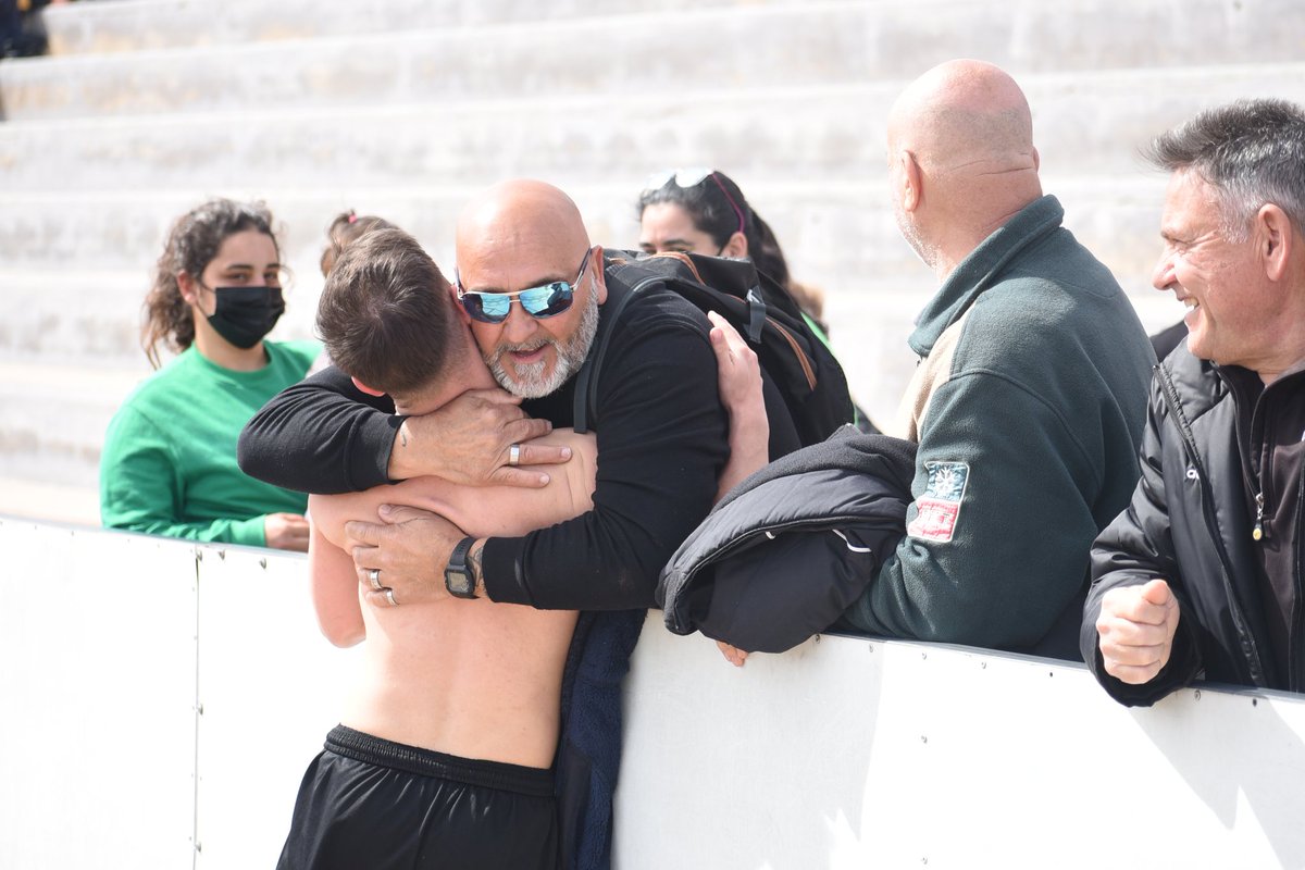 El presidente abrazando al goleador del partido que dio el campeonato. Jesús. Cercanía y alegría! 💚📸