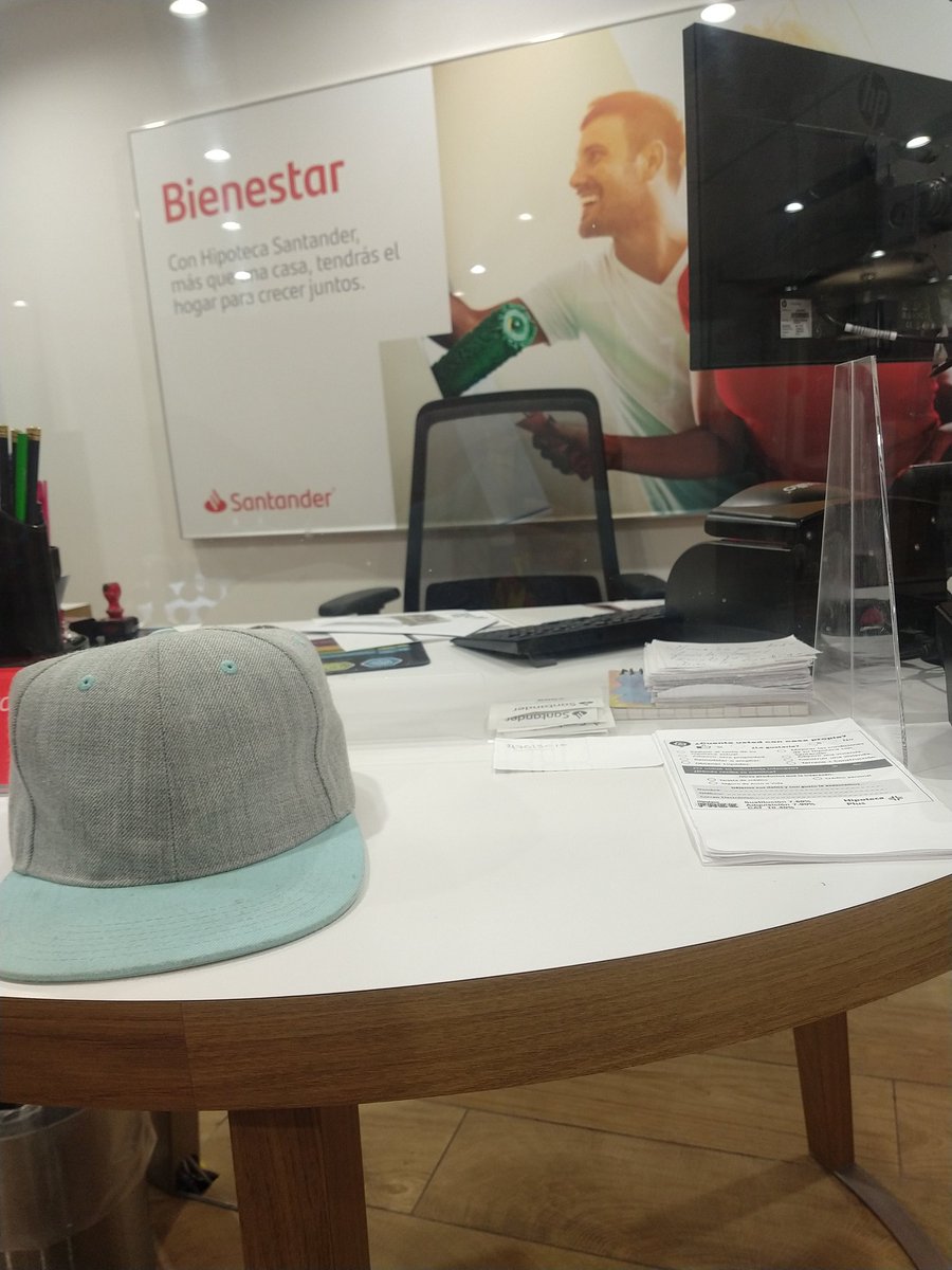 DavidSamo8's tweet photo. Hora y media esperando y ya que logro pasar el joven se va 
Llevo 15 min solo en el cubículo 
Pésimo servicio @SantanderMx 
Santander Dorada https://t.co/klNZ70svJG