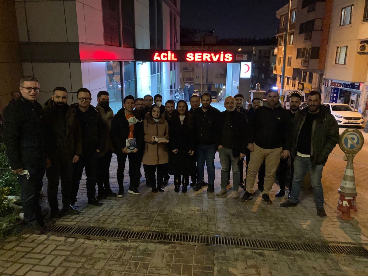 NilufereDeva's tweet photo. DEVA Nilüfer İlçe Başkanlığı olarak acil nöbetindeydik.
 #14MartTıpBayramı nedeniyle hekimlerimizi ve sağlık çalışanlarımızı çikolata ikramımızla ziyaret ettik.

Sağlık camiasının bütün çalışanlarına emekleri için teşekkür ederiz, iyi ki varsınız. https://t.co/i8p431wlA6