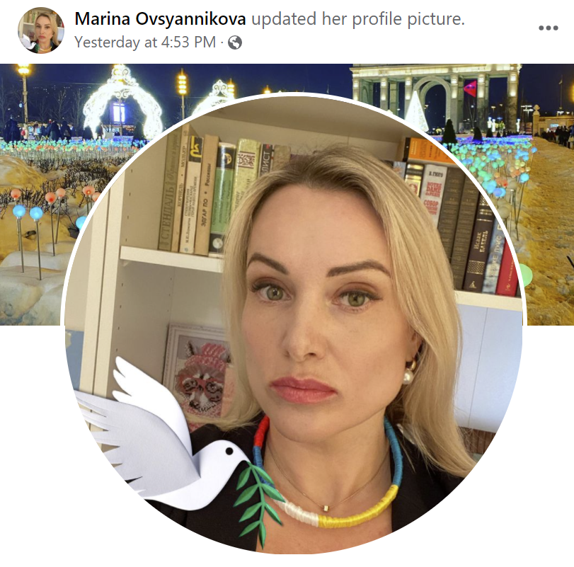 danbarker's tweet photo. It seems this woman was Marina Ovsyannikova, an employee of the channel, who added a peace dove to her Facebook profile yesterday, wearing a necklace featuring the Russian &amp; Ukraine colours.
  (https://t.co/kpYvJ7MZFq) https://t.co/JFS73kr2Z5