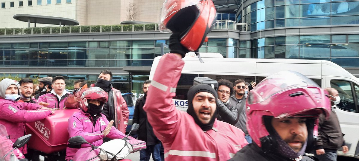 42 gündür sefalet ücretine karşı Nakliyat-iş Sendikası öncülüğünde direnen Yemeksepeti işçilerinin yanındayız. Halkımızı sipariş vermemeye çağırıyoruz.
<a href="/HsnBozkurt/">Hüsnü Bozkurt</a> <a href="/Nakliyatsendika/">Nakliyat-İş</a> <a href="/add_genelmerkez/">Atatürkçü Düşünce Derneği</a> 

#AklımdaBoykotYemeksepeti