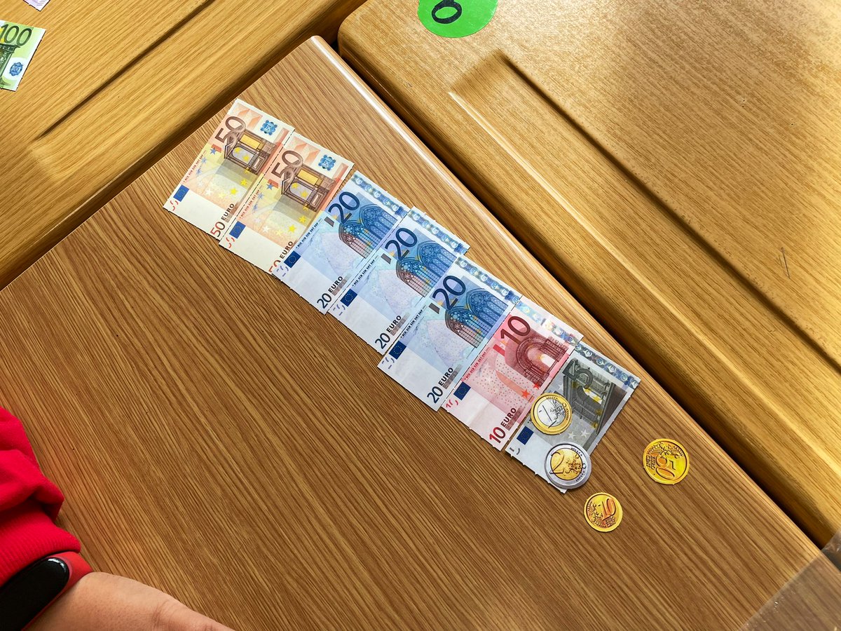 VaneAL14's tweet photo. Esta semana nos metemos de lleno con el #sistemamonetarioeuropeo #elEuro 💶
Hoy hemos visto que,sin dar indicaciones,una misma cantidad la podemos representar de varias formas combinando billetes y monedas🪙💶 178,60 #aprenderjugando #manipulativo #matesdivertidas @MariaLuzFdez https://t.co/EiDH7Cy07A