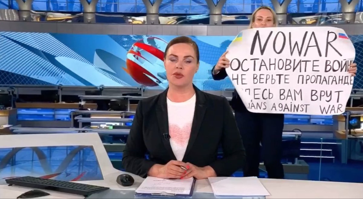 Marina Ovsyannikova es la mujer que entró a protestar así en en informativo de las 21:00 en el canal estatal 1 de Rusia. Dijo antes en un vídeo que se arrepiente de haber trabajado para la propaganda rusa mientras el Kremlin masacra a civiles ucranianos.