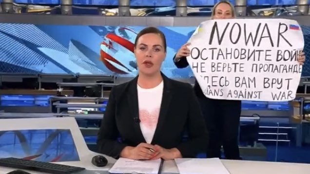 btlbm's tweet photo. если бы в россии давным давно не убили тележурналистику и тут было бы релевантно снимать адаптацию ньюсрума, это была бы одна из кульминационных сцен https://t.co/ZwjoATUJHi