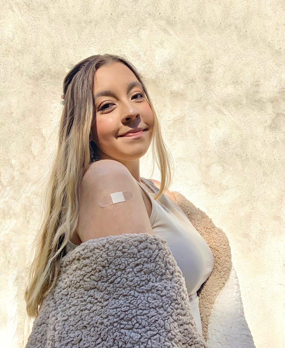 amandalindseyxo's tweet photo. Just a little shoulder action.😉 #AD 

I’m excited to be partnering with @NJHospitals to remind and encourage you all to get your Covid-19 booster! 

You can visit https://t.co/DbVmULUJ5T for more information. Let’s move forward together and #GetNJBoosted! #ImaBigShot https://t.co/Aeg2DcsAxM