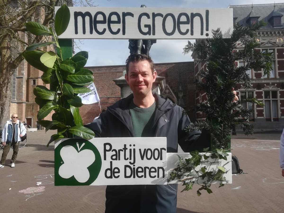 PvdDUtrecht's tweet photo. PvdD lijsttrekker @MaartenHeuven zegt dat energie besparen de beste manier van energie verbruiken is, en dat als we niets doen aan klimaatverandering, we straks spreken over Utrecht aan Zee. #nuactie ✊🏾 https://t.co/II1GcgYMOw