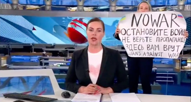 La femme qui a diffusé le message anti-guerre à la télévision russe s'appelle Maria Ovsyannikova, une employée de la chaîne. Après être apparue à l'antenne, elle a été arrêtée, selon ses proches.