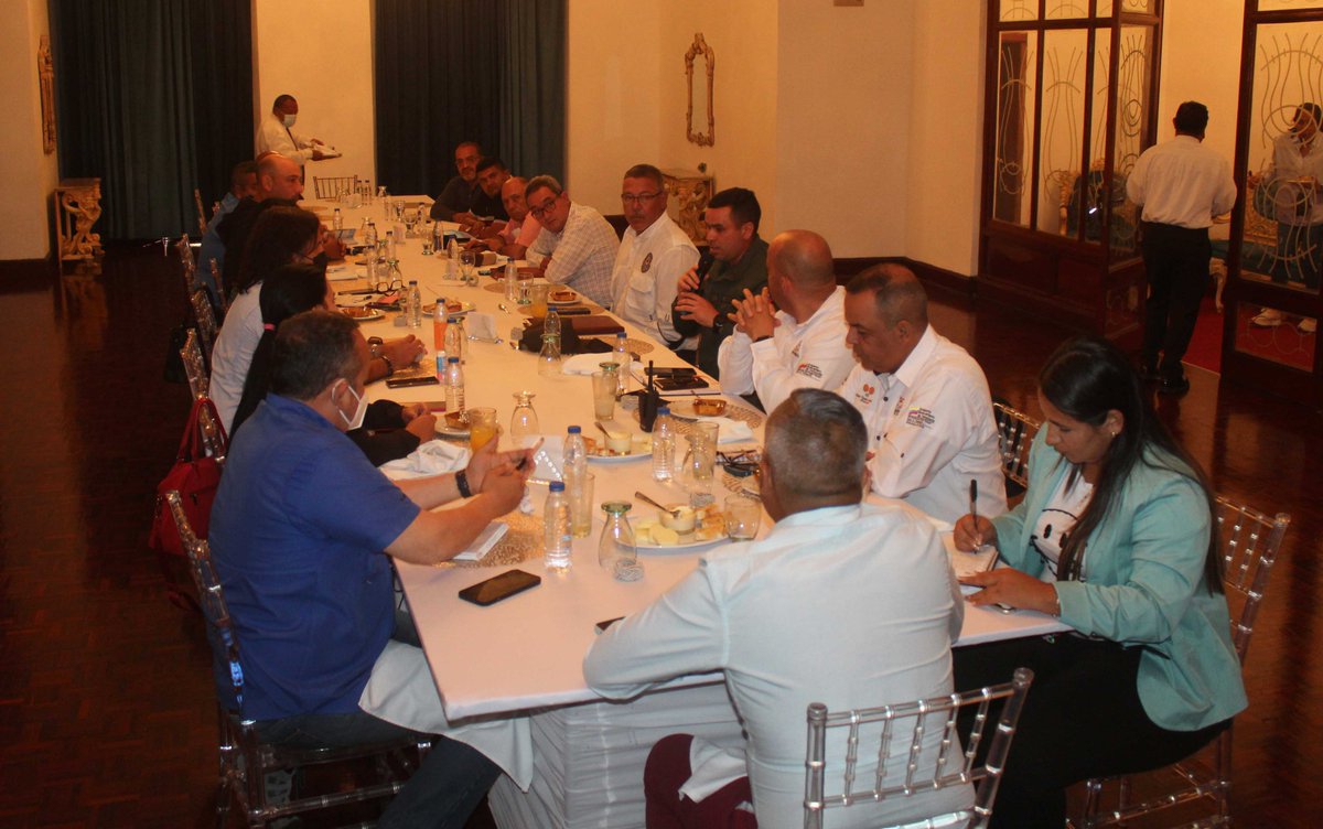 apuertocabello's tweet photo. #VamosConTodo Autoridades de la Alcaldía de Puerto Cabello liderada por @JCbetancourt72 en reunión efectuada este lunes #14Mar, solicitó al gremio transportista el reordenamiento del transporte pesado a fin de evitar la pernocta de gandoleros en la autopista y calles de la ciudad https://t.co/XO4YXSulYP