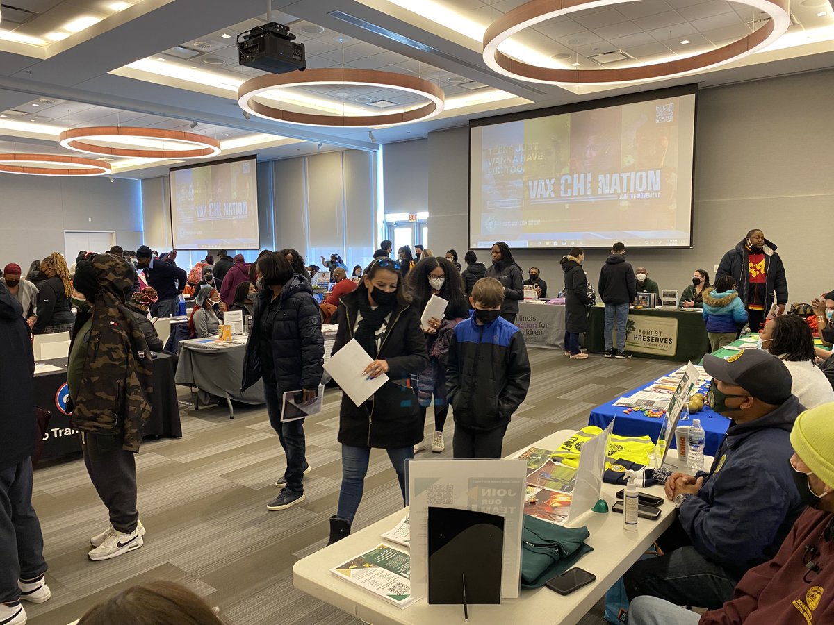 ChicagoParks's tweet photo. Teens! 1⃣ more chance to apply for open jobs, connect w/ mentors &amp; access college resources at the Teen Opportunity Fair on Sat, Mar. 19 at @KK_College f/ 10am-1pm. Pre-register at https://t.co/DNZSxTaC6H

Check out last week's event⏩ https://t.co/xHLHyBFrNC #TeensInTheParks https://t.co/byelupCjvE