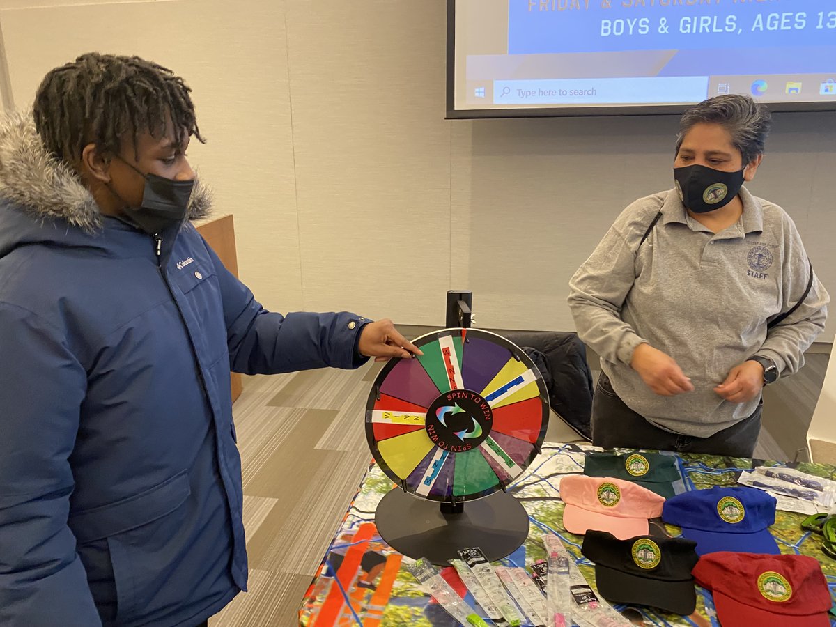 ChicagoParks's tweet photo. Teens! 1⃣ more chance to apply for open jobs, connect w/ mentors &amp; access college resources at the Teen Opportunity Fair on Sat, Mar. 19 at @KK_College f/ 10am-1pm. Pre-register at https://t.co/DNZSxTaC6H

Check out last week's event⏩ https://t.co/xHLHyBFrNC #TeensInTheParks https://t.co/byelupCjvE