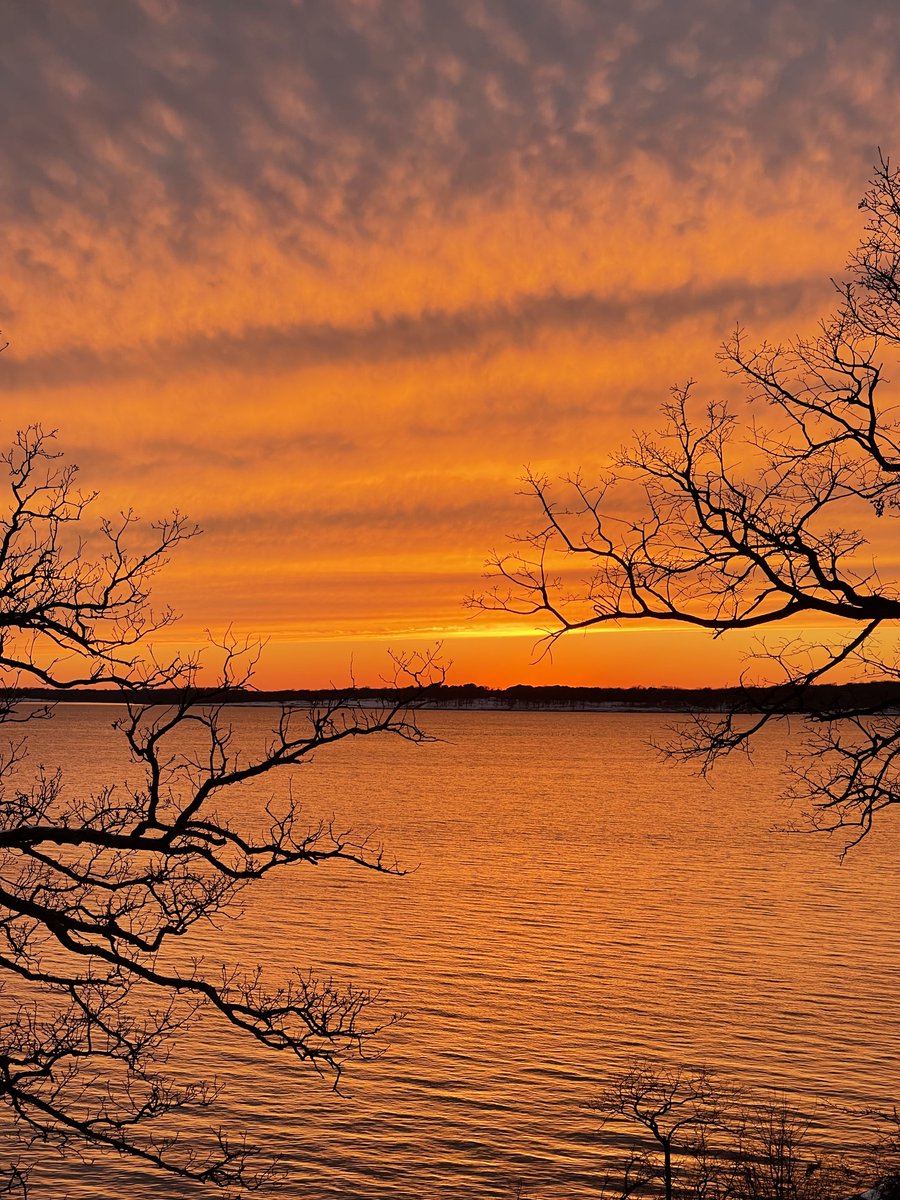 newson6wxguy's tweet photo. Wow. Our Oklahoma skies are truly hard to beat.

Roger Wells snapped this amazing shot over Fort Gibson Lake after last Friday's snowstorm. #OKwx @NewsOn6 https://t.co/1P0ZQBmXMz