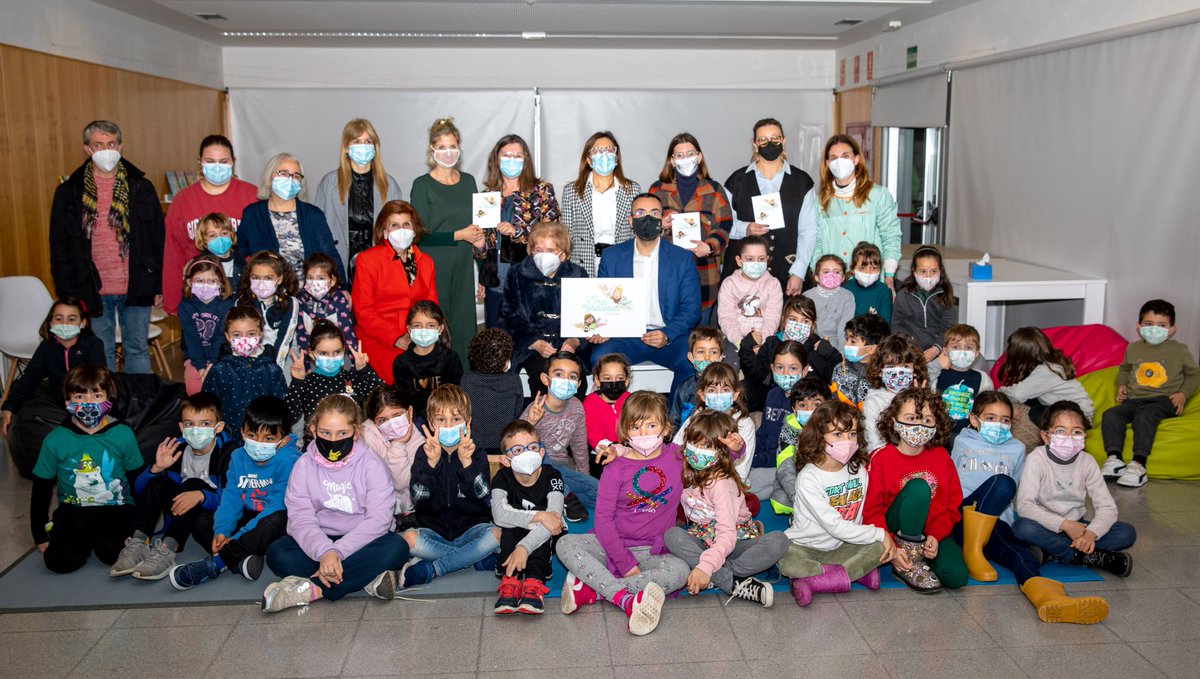 ajvila's tweet photo. 📸 La mestra Pura Andreu 👩‍🏫 ha tornat al col·legi Cervantes, on va donar classes durant 44 anys, per a presentar 'El rei i la princeseta', un conte escrit per ella ✍️ i editat per l'Ajuntament, que explica la fundació de la ciutat als més menuts

➕👇
https://t.co/95fJvbM5hw https://t.co/wwy1XteZHK