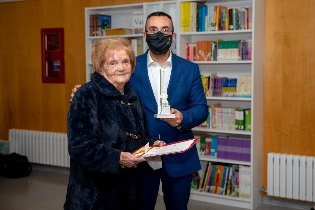 ajvila's tweet photo. 📸 La mestra Pura Andreu 👩‍🏫 ha tornat al col·legi Cervantes, on va donar classes durant 44 anys, per a presentar 'El rei i la princeseta', un conte escrit per ella ✍️ i editat per l'Ajuntament, que explica la fundació de la ciutat als més menuts

➕👇
https://t.co/95fJvbM5hw https://t.co/wwy1XteZHK