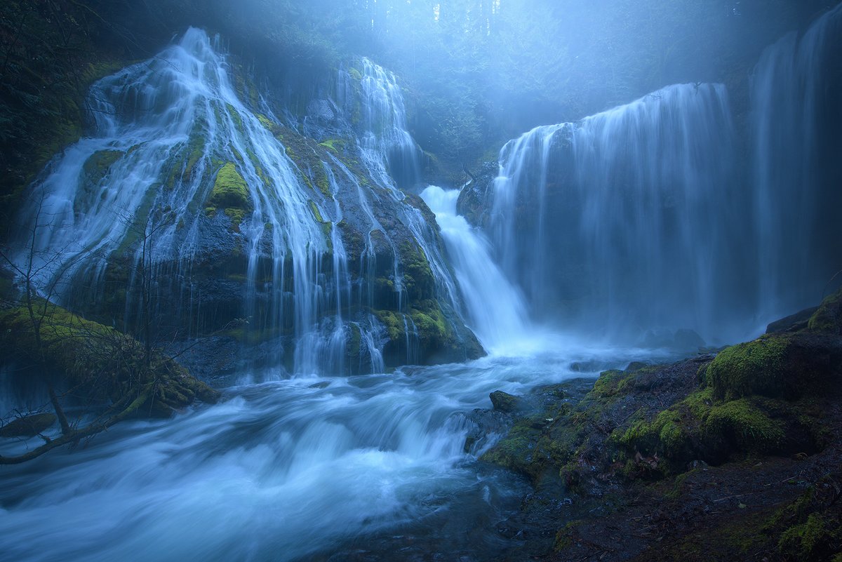 ArpanDasPhoto's tweet photo. PNW waterfalls are gorgeous. Taken after a heavy rain which created the waterfall on the right which is generally not there. 

#PNW #USA #Washington https://t.co/Gp9Z85BQ2a