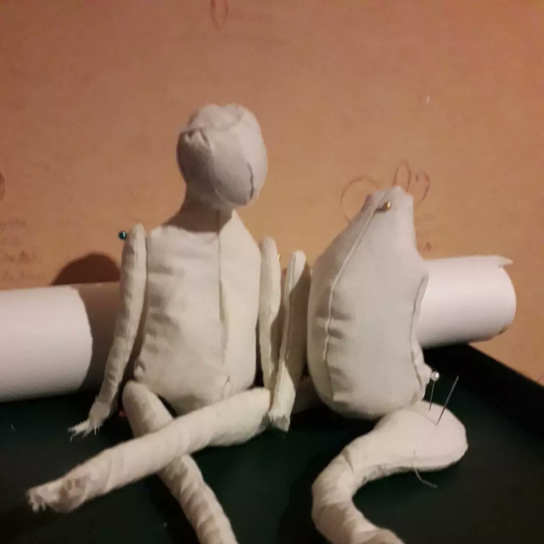 AteliersCortada's tweet photo. #Chilling and enjoying a good #ChinWag with #FriendlyLocals after a fun but intense week-end workshop in Dublane.
With artist The Pale Rook. I lost an arm in transit. No panic... I will find it in my stash.
No finished product but plenty stewing. https://t.co/KfCTQ7kswu