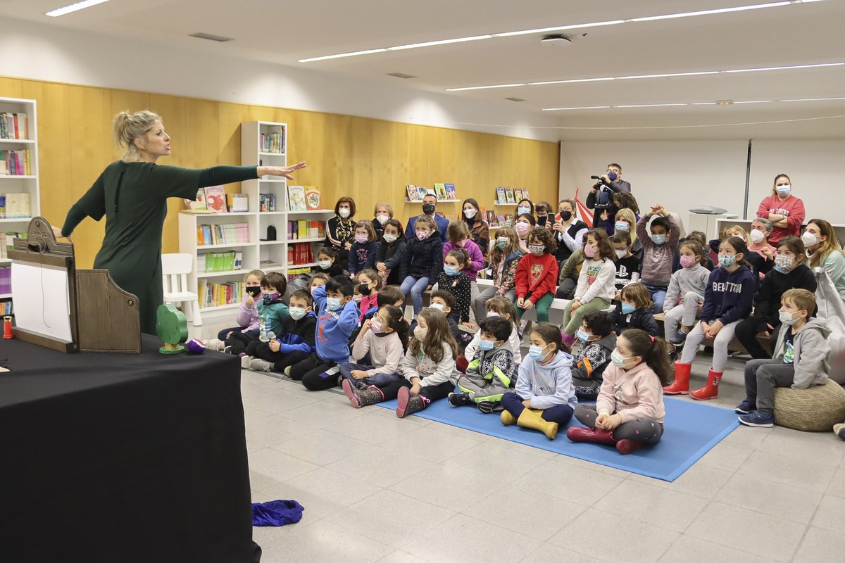 ajvila's tweet photo. 📸 La mestra Pura Andreu 👩‍🏫 ha tornat al col·legi Cervantes, on va donar classes durant 44 anys, per a presentar 'El rei i la princeseta', un conte escrit per ella ✍️ i editat per l'Ajuntament, que explica la fundació de la ciutat als més menuts

➕👇
https://t.co/95fJvbM5hw https://t.co/wwy1XteZHK
