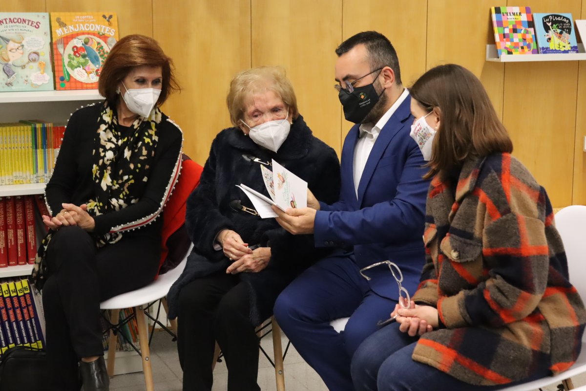 ajvila's tweet photo. 📸 La mestra Pura Andreu 👩‍🏫 ha tornat al col·legi Cervantes, on va donar classes durant 44 anys, per a presentar 'El rei i la princeseta', un conte escrit per ella ✍️ i editat per l'Ajuntament, que explica la fundació de la ciutat als més menuts

➕👇
https://t.co/95fJvbM5hw https://t.co/wwy1XteZHK