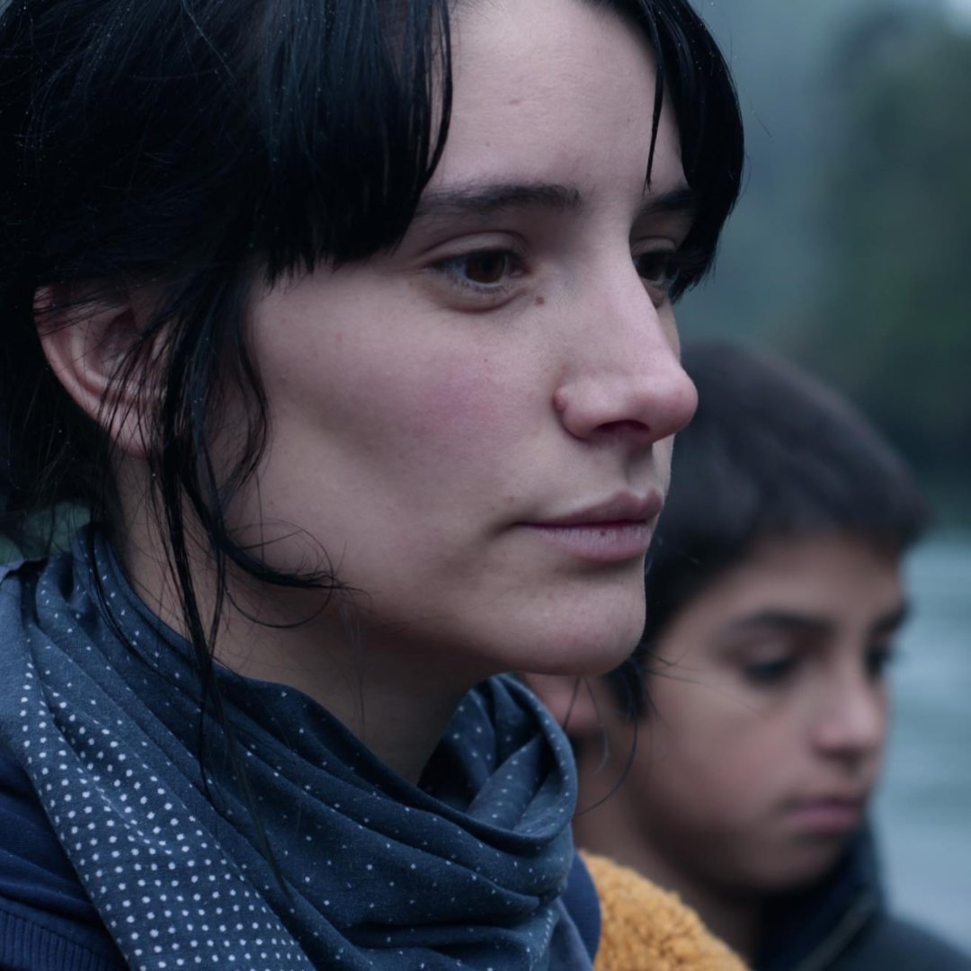 BoonetTV's tweet photo. Iniciamos la semana con “Raíz”, una película dirigida por Matías Rojas. 

Conoce el largometraje chileno en donde Amalia, una joven de 26 años, emprende un viaje junto a un niño de nueve años con el objetivo de encontrar al padre del niño. 

https://t.co/n7VRlsdUeH https://t.co/62DbOCahZB