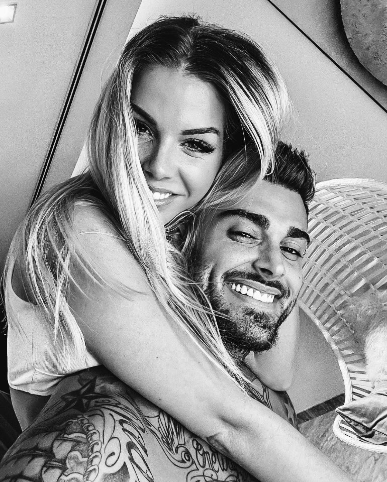 am3lier's tweet photo. 𝒪𝓃𝑒 𝒴𝑒𝒶𝓇. 

𝒜 𝓎𝑒𝒶𝓇 𝒻𝓊𝓁𝓁 𝑜𝒻 𝓁𝑜𝓋𝑒 𝒶𝓃𝒹 𝒽𝒶𝓅𝓅𝒾𝓃𝑒𝓈𝓈. 

𝒜 𝓎𝑒𝒶𝓇 𝓌𝒾𝓉𝒽 𝓂𝓎 𝒷𝑒𝓈𝓉 𝒻𝓇𝒾𝑒𝓃𝒹 𝒶𝓃𝒹 𝓁𝑜𝓋𝑒 𝑜𝒻 𝓂𝓎 𝓁𝒾𝒻𝑒. 

𝐼 𝓁𝑜𝓋𝑒 𝓎𝑜𝓊 𝑒𝓃𝒹𝓁𝑒𝓈𝓈𝓁𝓎, 𝐿𝑜𝓇𝑒𝓃𝓏𝑜. https://t.co/UBUAA5FRCT