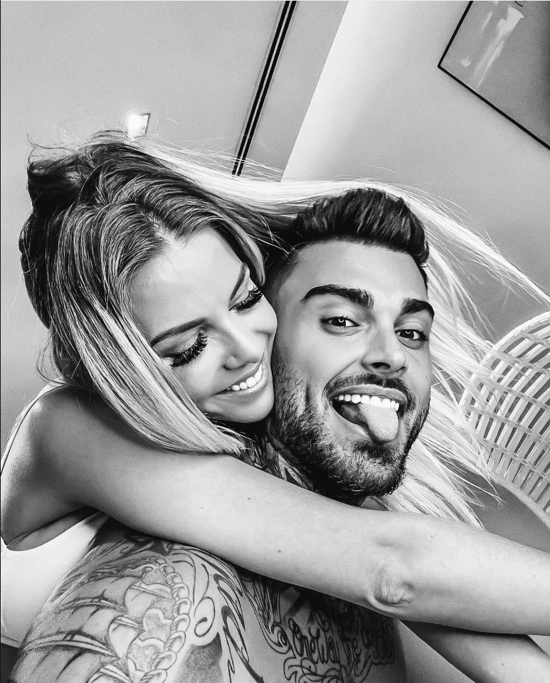 am3lier's tweet photo. 𝒪𝓃𝑒 𝒴𝑒𝒶𝓇. 

𝒜 𝓎𝑒𝒶𝓇 𝒻𝓊𝓁𝓁 𝑜𝒻 𝓁𝑜𝓋𝑒 𝒶𝓃𝒹 𝒽𝒶𝓅𝓅𝒾𝓃𝑒𝓈𝓈. 

𝒜 𝓎𝑒𝒶𝓇 𝓌𝒾𝓉𝒽 𝓂𝓎 𝒷𝑒𝓈𝓉 𝒻𝓇𝒾𝑒𝓃𝒹 𝒶𝓃𝒹 𝓁𝑜𝓋𝑒 𝑜𝒻 𝓂𝓎 𝓁𝒾𝒻𝑒. 

𝐼 𝓁𝑜𝓋𝑒 𝓎𝑜𝓊 𝑒𝓃𝒹𝓁𝑒𝓈𝓈𝓁𝓎, 𝐿𝑜𝓇𝑒𝓃𝓏𝑜. https://t.co/UBUAA5FRCT