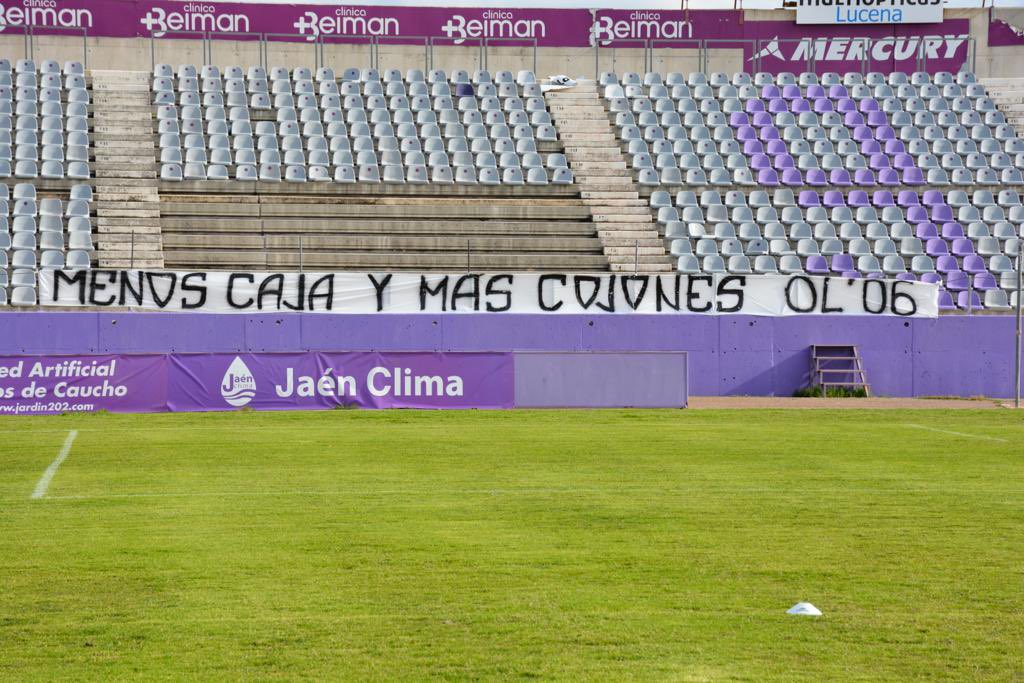 OL2006's tweet photo. Como ya expresamos en el comunicado, nos oponemos rotundamente a que cuando más se necesita la unión entre equipo y afición se quiera exprimir económicamente a estos últimos. Y así lo reflejamos en la pancarta que dejamos en nuestro cuadrante en el partido de ayer. https://t.co/6d2iBNPmoa