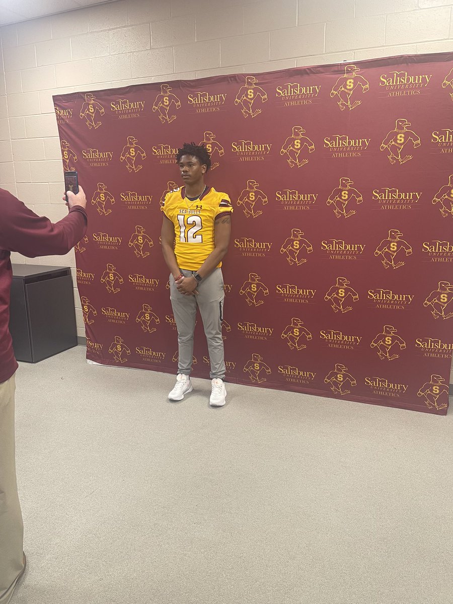 _travisthunder's tweet photo. 110%  @CoachDisbennett @slwood4 @MalcolmJGibson I want to thank everybody who has been with me and The Man above for leading me🙏🏾 I also want to thank every coach who showed interest in me and love during the process, I will be signing March 18th. @PPS_Football_ @KevinLive5 https://t.co/M95BfAyR7C