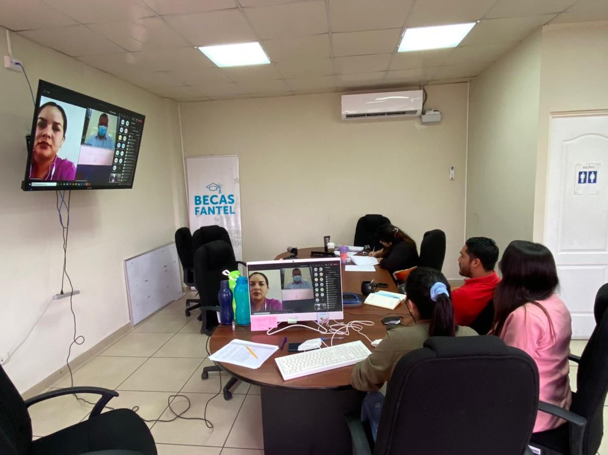 Christ_Aparicio's tweet photo. Personal del Programa de Becas FANTEL, explicando el proceso de formalización de becas, felicidades a los nuevos becarios del programa a la Excelencia. Gracias Presidente @nayibbukele por aprobar 499 becas por un monto de $5,374,500.00 
@EducacionSV @JMauricioPineda https://t.co/DJE8UkFSfN