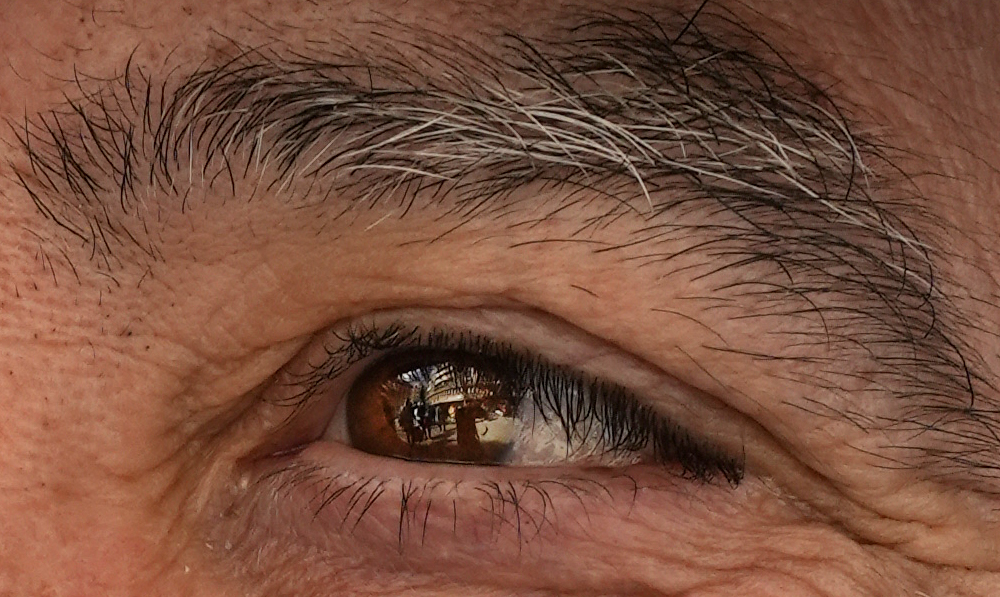 MambaPhotoTrave's tweet photo. Poco a poco voy conociendo la nueva SONY Alpha 7 IV y cada día me gusta  más. Su tmaaño, su grip para el transporte, la pantalla LCD abatible y giratoria ideal para fotografía de calle, su estabilizador de 5 pasos, su enfoque al ojo de ave  o sus 15 pasos Ev; son una maravilla. https://t.co/swGQ9lUNjP