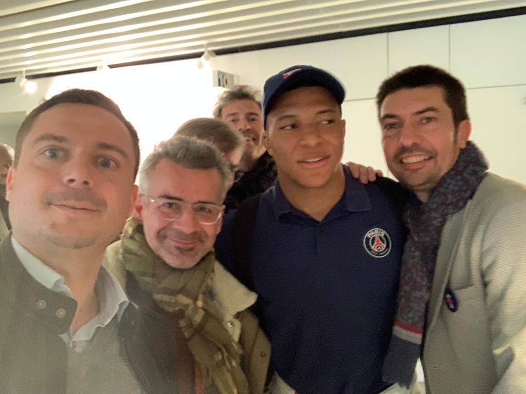 EmmanuelDenis37's tweet photo. À l'invitation d'@Omar_daFonseca, belle rencontre ce week-end avec Kylian Mbappé, bien au courant du projet de reprise du @ToursFC #Tours #football ⚽️⚽️⚽️ https://t.co/XnRVamNdNa