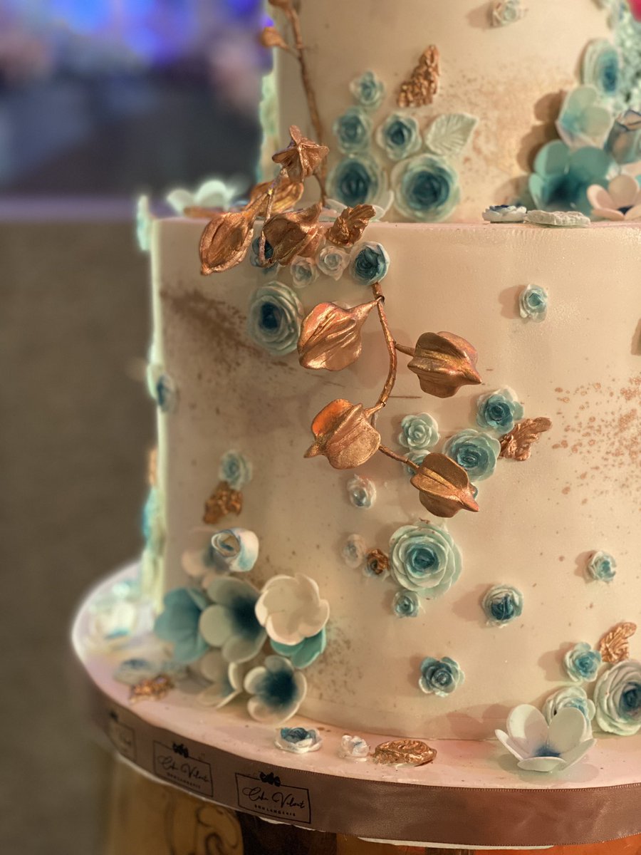 SadieB_'s tweet photo. Minimalist wedding cake for Nasir and Suraiya. 😍❤️ there’s so much love in the details and this is my kind of cake, simple, sugar flowers, 100% edible everything. #CakeVelvet https://t.co/TvkB1uXsSc