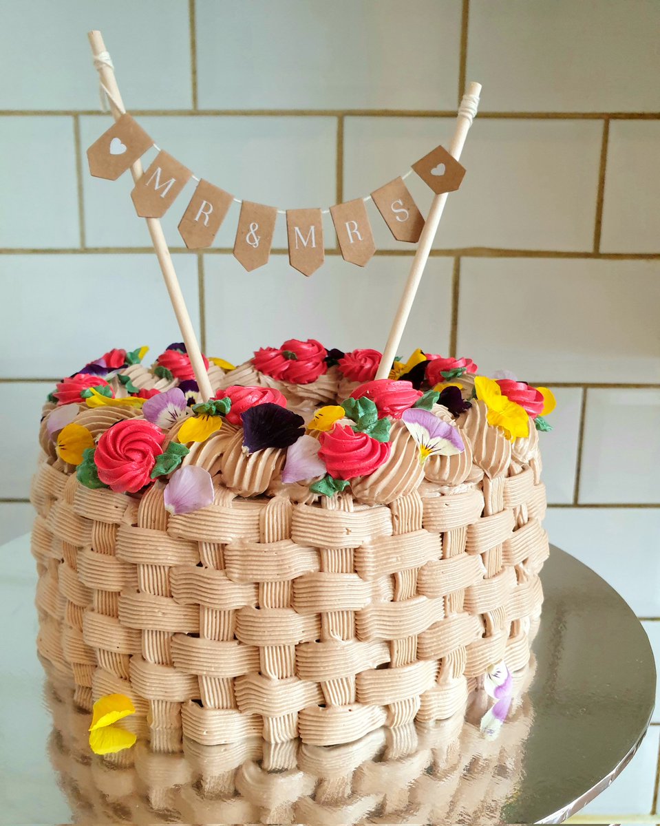 pollyyychan's tweet photo. Made a wedding gift cake for my Neighbours! Spring-inspired flower basket cake. 🌸💒💖👰🤵
#spring #weddinggift #cake #weekend https://t.co/g6cMp61apn