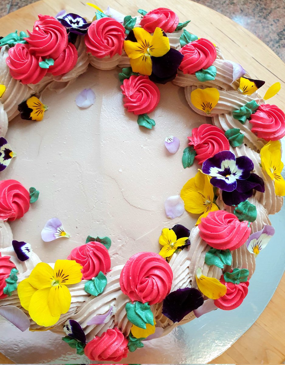 pollyyychan's tweet photo. Made a wedding gift cake for my Neighbours! Spring-inspired flower basket cake. 🌸💒💖👰🤵
#spring #weddinggift #cake #weekend https://t.co/g6cMp61apn